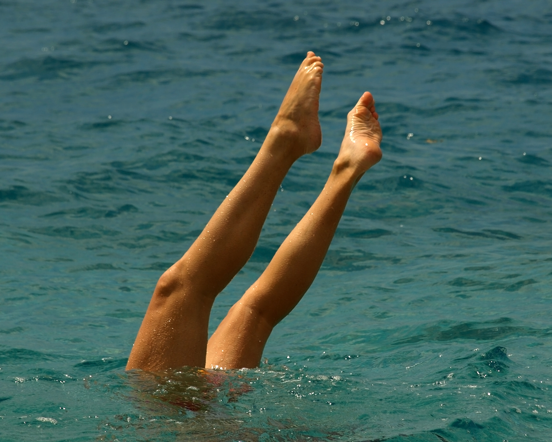 Сколько держать ноги в воде. Женские ноги в воде. Женские ножки в воде. Ноги из воды. Женские ноги из воды.